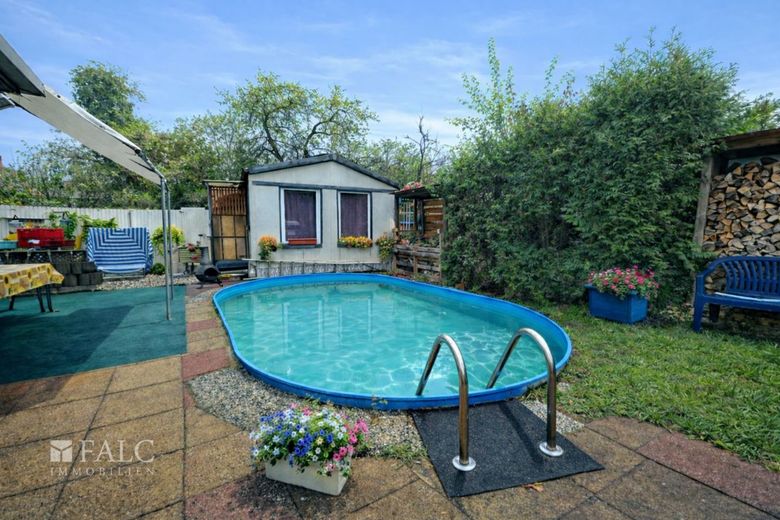 Wohnen zwischen Seen und Wald: Charakterhaus mit Kamin, Garten &amp; Pool – Pool mit Sommerlaube