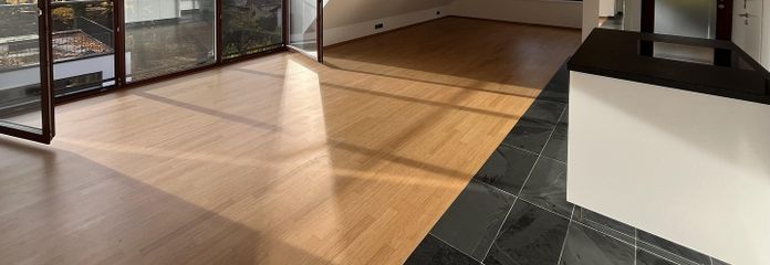 3 Zimmer lichtdurchflutete DG-Wohnung Inmitten von München-Waldtrudering – Wohnzimmer