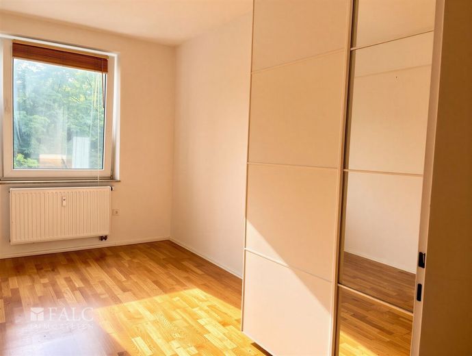 Mitten in der Stadt, direkt im Grünen - gepflegte 2-Zimmer-Wohnung mit besonderem Ausblick – Schlafzimmer