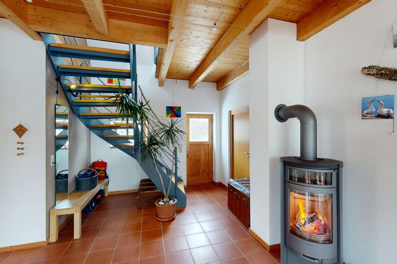 Ökologisch nachhaltiges Niedrigenergiehaus - gesund wohnen mit Lehm – Treppe ins OG mit Nebeneingang