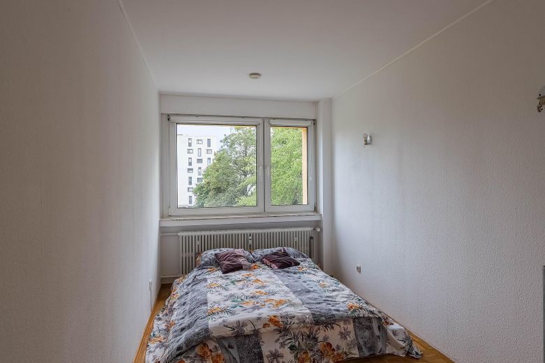 Commission-free & immediately available! 3-room apartment with loggia near Ostpark! – Schlafzimmer