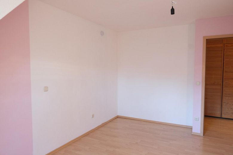 Helle Dachgeschosswohnung mit Loggia, Stellplatz und Wohlfühlfaktor in Langenzenn (VB) – Schlafzimmer