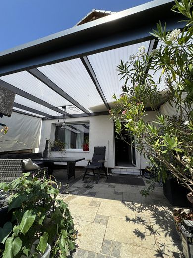 Gepflegtes Reihenmittelhaus in ruhiger Lage mit Garten und Garage – Terrasse Blick Haus