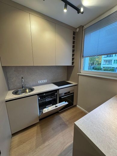 Neuwertig kernsanierte 2-Zimmer-Wohnung mit Balkon, Designer-Küche & Ankleide in Westend – Geschirrspüler