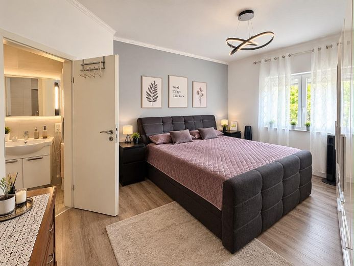 Platz für die ganze Familie: EFH am Feldrand mit Doppelgarage, PV & Sauna – provisionsfrei – Eltern