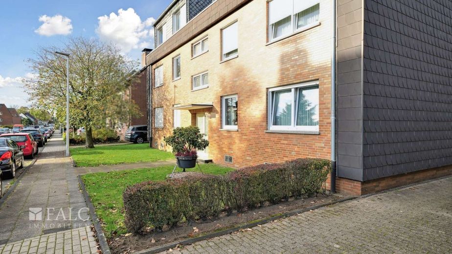Investieren Sie in Ihre Zukunft! Attraktive Kapitalanlage in Oberhausen! - FALC Immobilien – Hauseingang mit Ziergarten