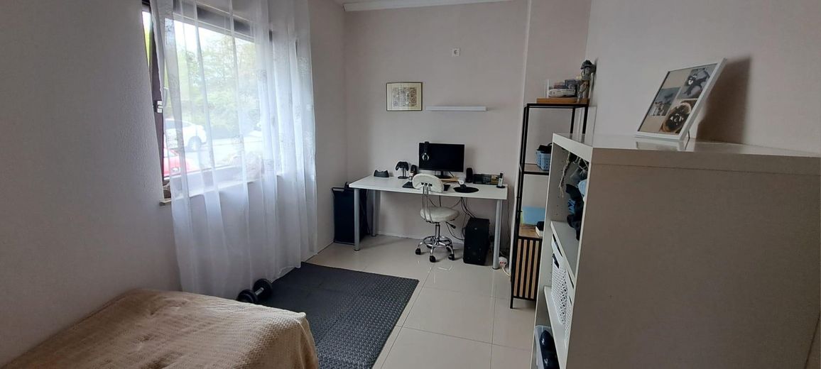 Doppelhaushälfte / Mehrgenerationenhaus / Mehrfamilienhaus / Haus – EG Zimmer 2