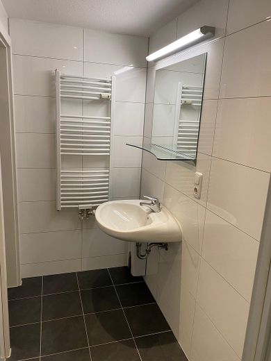 1 Zimmer mit EBK und kleiner Terrasse Nähe Uni und Hauptbahnhof – Duschbad