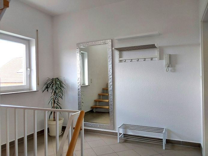 Ruhig wohnen & gut angebunden – Doppelhaushälfte mit Sonnenterrasse in Wehrheim/Obernhain – Offenes Treppenhaus