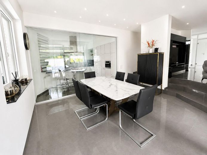 Modernisiertes Zweifamilienhaus mit zusätzlichem Wohnbereich – Esszimmer EG