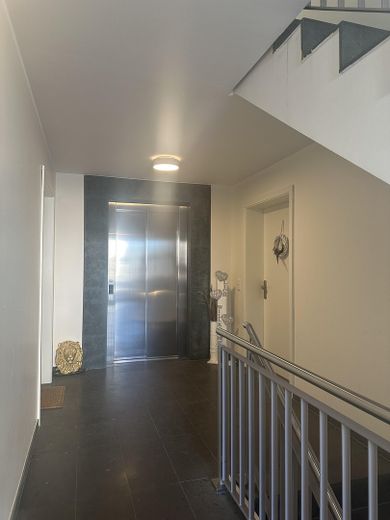 NEUWERTIGES MEHRFAMILIENHAUS IN BOCHUM-LINDEN – ATTRAKTIVE KAPITALANLAGE MIT 6 WOHNEINHEITEN – Treppenhaus_Aufzug