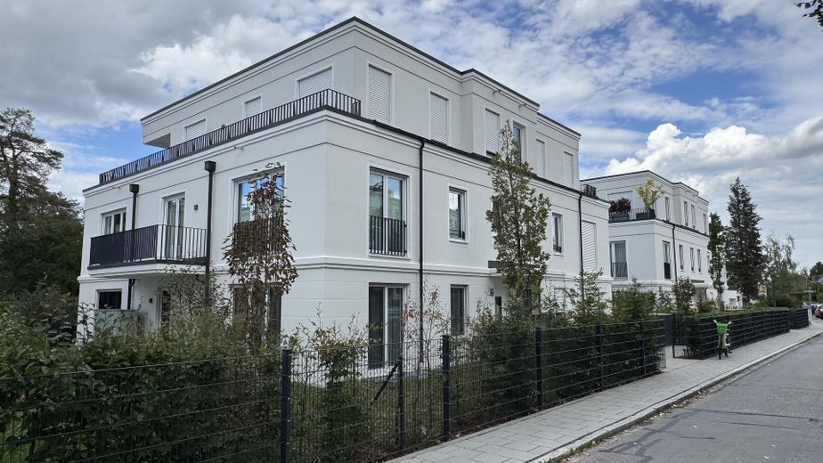 NEUWERTIGE VILLENWOHNUNG | SÜD/WEST | 2 BALKONE | GRÜNBLICK | EBK + MAẞ-EINBAUTEN + SMART HOME – Wohnanlage