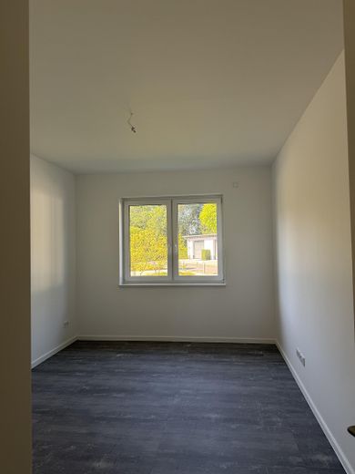 Moderne 4-Zimmer-EG-Wohnung mit überdachter Terrasse, Aufzug & Wärmepumpe – Foto 9