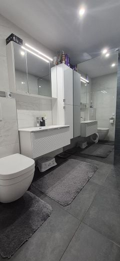 Appartement moderne de 4,5 pièces, 105 m², de plain-pied avec 2 balcons dans un cadre calme en lisière de forêt à Mühlacker – Badezimmer