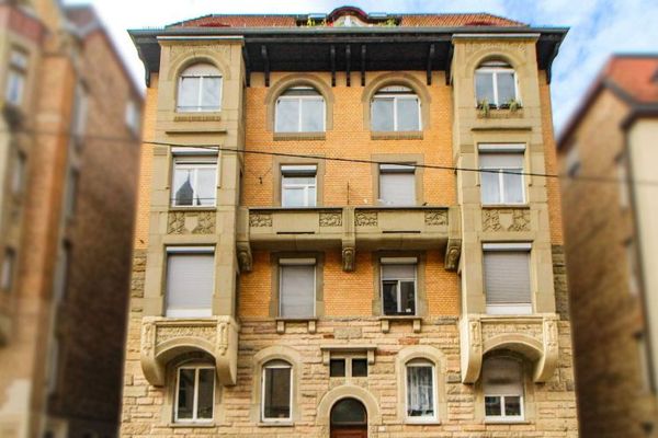 Stilvolle Altbau-Dachgeschosswohnung mit Kamin, Sauna & Stellplatz in zentraler Lage von Stuttgart