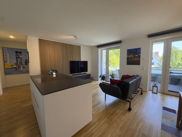 Penthouse im Staffelgeschoss mit großzügigem Wohnbereich, Balkon und hochwertiger Ausstattung – Wohnzimmer