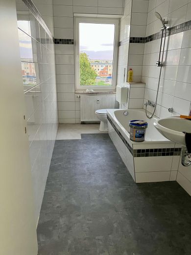 Première occupation après rénovation complète : attrayant appartement de 3 pièces avec cuisine équipée à Dessau – Photo 8