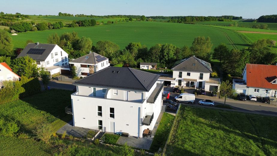 Premium 3-kamerappartement met 2 balkons, prachtig uitzicht en inbouwkeuken aan de rand van het veld! A+ – Lage & Ausblick