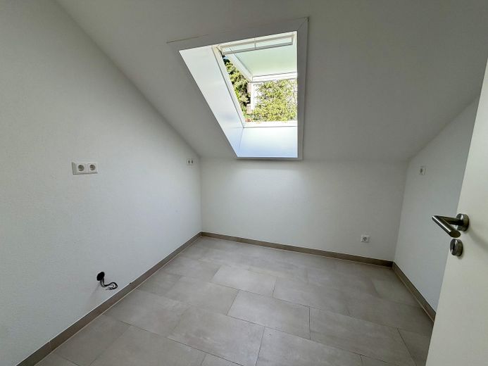 Appartamento di 3 locali completamente ristrutturato con balcone, parquet in legno massello e posto auto duplex – Küche