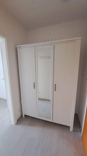 Kleiderschrank mit Spiegel