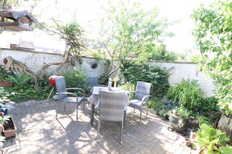 WRS Immobilien - Neuberg - Architekten-Villa mit Einliegerwohnung + großem Garten mit Baumbestand – Terrasse - kleine Frühstücksterrasse