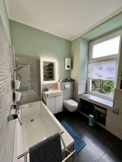 Modernes Bad mit Wanne