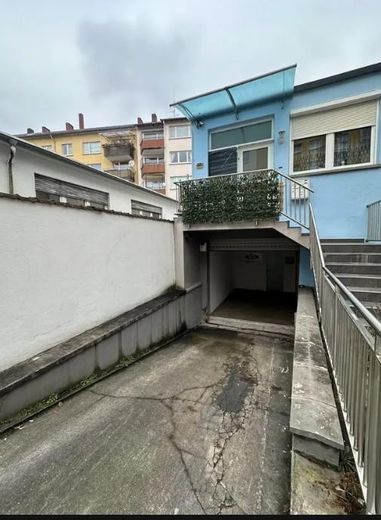 مبنى سكني وتجاري في موقع مركزي – Garage 