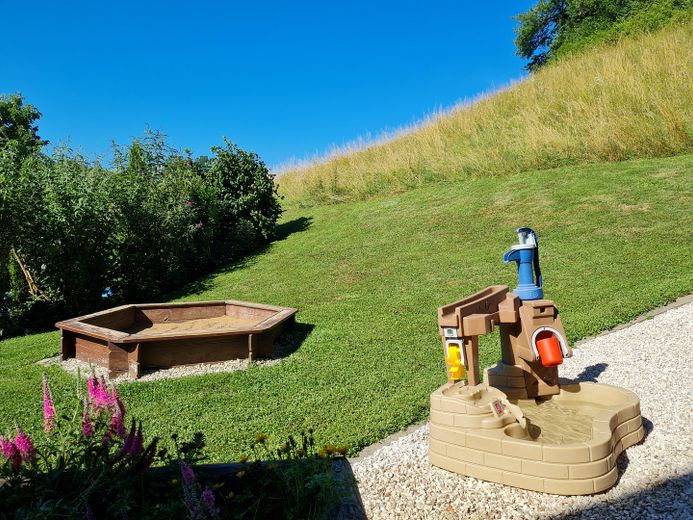 Detached house designed for two generations with mountain views in a sunny location – PRIVATE SALE – Gartenteil mit Sandkasten