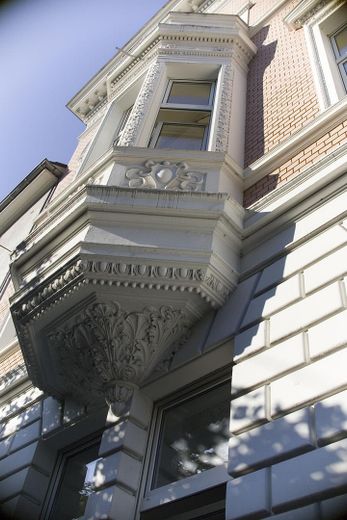 Düsseldorf'ta 2 balkonlu ve ankastre mutfaklı, özel ve hayranlık uyandıran 5 odalı eski bina dairesi – Erker