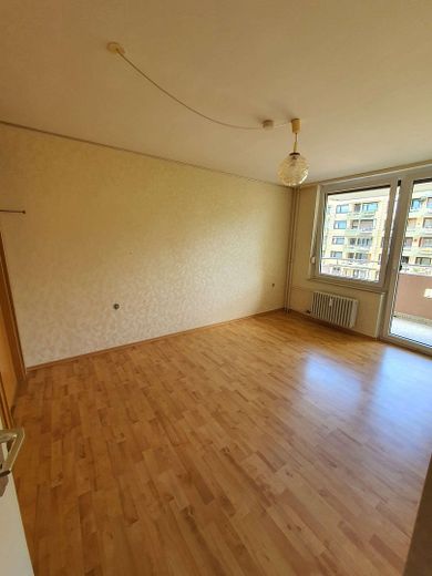 Wohn-Zi. mit verglastem Balkon