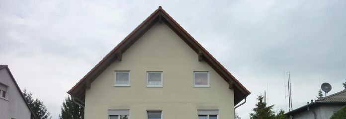 3 Zimmer, Küche Bad und WC im 1. OG eines MFH in Pfungstadt – Ansihr von der Strassenseite