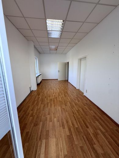 Bureau lumineux et accueillant d’env. 22 m² de surface utile, disponible immédiatement – Büroraum