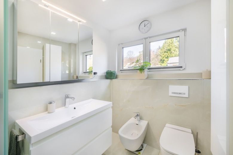 Urlaubsfeeling!!! TOP Modernes Familienhaus mit Garage, Pool und Badehaus in Breitscheid – Bad im Erdgeschoss