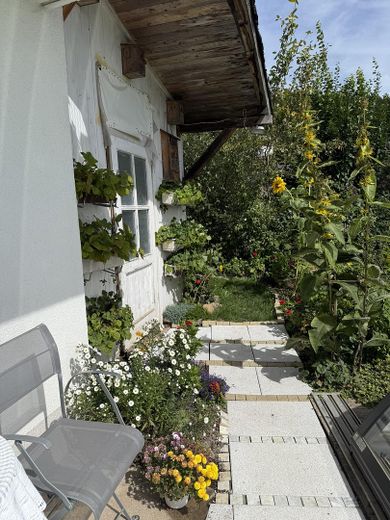 Haus für Individualisten + Genießer – regengeschützt sitzen + Erdbee