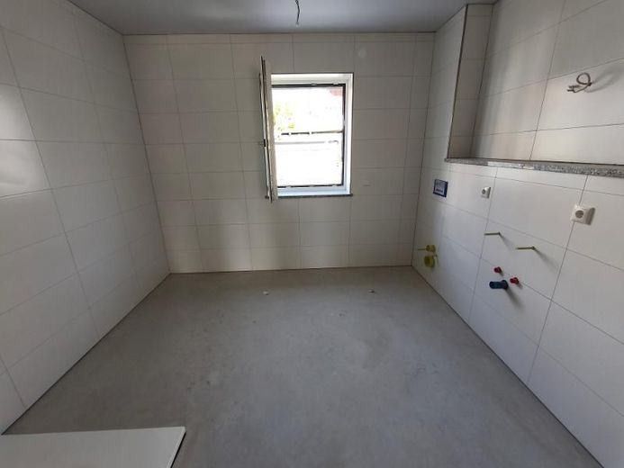 4 Zi. Wohnung (Nr. 7) im OG mit Balkon – Bad mit Dusche, Waschmaschinenanschluss und Fenster Bild 1