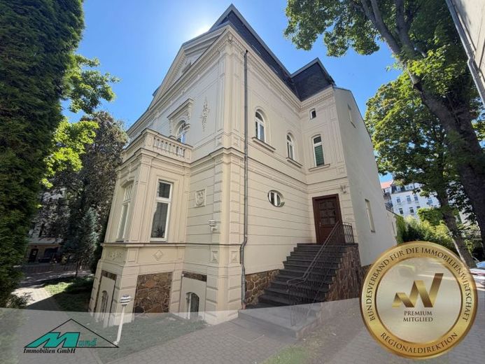 Wohnen in Bestlage – Exklusive Dachgeschosswohnung in einer repräsentativen Villa – Foto 1