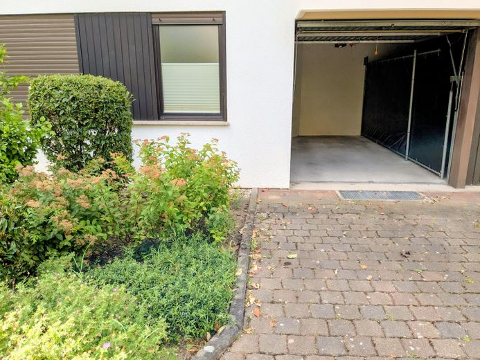 Garage und Stellplatz