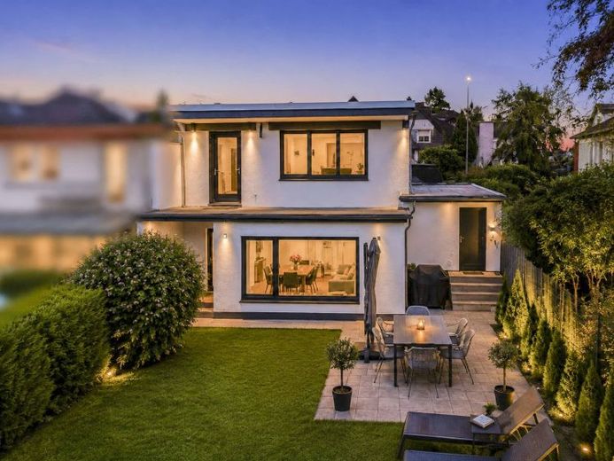 Modernisierte Doppelhaushälfte mit idyllischem Garten in Toplage von Karben – Foto 1