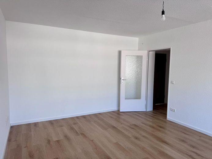Moderne Stadtwohnung mit zwei Balkonen in zentraler Lage in Olpe – Wohnzimmer