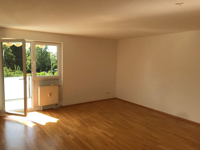 Hell und sehr gut geschnitten! Wohnung mit viel Platz und einem großen überdachten Balkon. – Wohnzimmer
