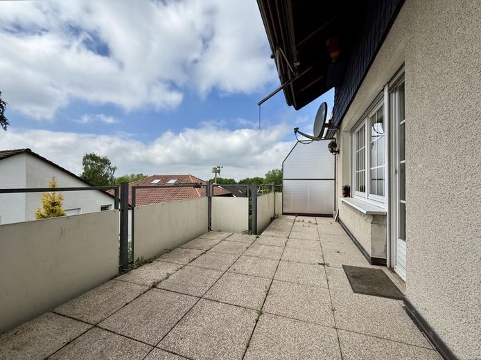 Fröndenberg: Zweifamilienhaus mit üppigem Platzangebot für die gesamte Familie plus separater Garage – Obergeschoss: Balkon