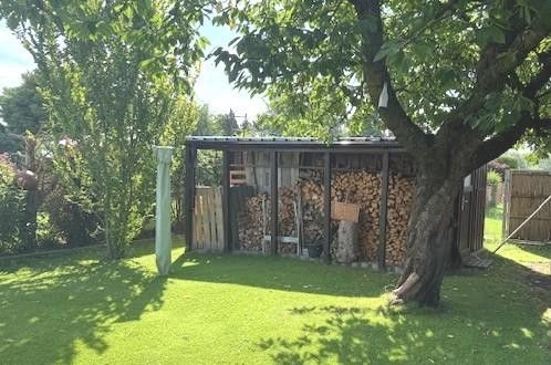 Werkstatt mit Holzlager