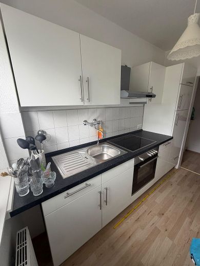 Schöne helle 2,5-Zimmerwohnung mit neuem Tageslichtduschbad und Süd-Westbalkon – Aktuelle Küche