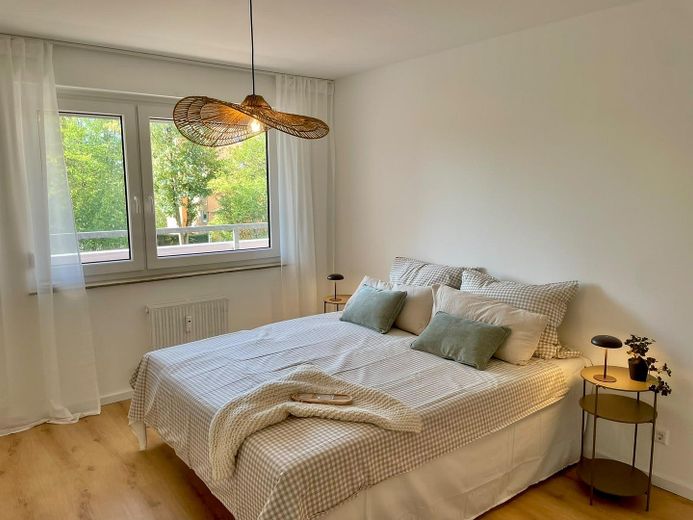 HELLE, MODERNISIERTE UND LICHTDURCHFLUTETE 3-ZIMMER-WOHNUNG MIT SÜDBALKON IN BÖBLINGEN-DAGERSHEIM – Schlafzimmer