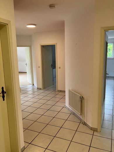 Komfort-Einliegerwohnung im Winkelbungalow mit Balkon in ruhiger Stadtrandlage, von privat – Großzügige Diele