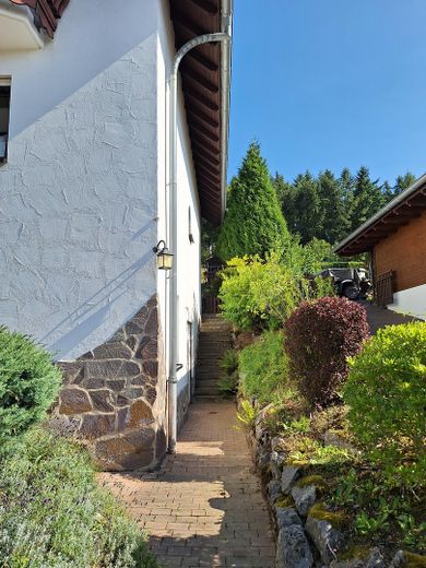 Großzügiges Wohnen im gepflegten Landhaus (nähe Golfplatz/Waldrand) PROVISIONSFREI – Seiteneingang ELW/Zug.Garten