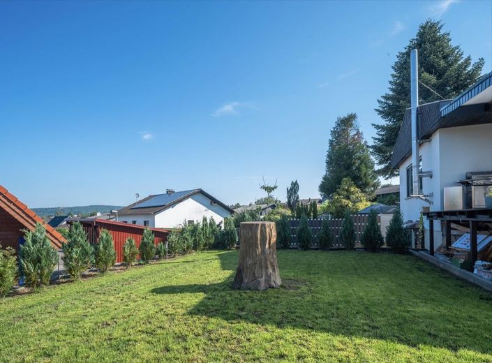 Exklusiver freistehender Bungalow mit Einliegerwohnung, Fernblick, Doppelgarage & großem Garten – Foto 14