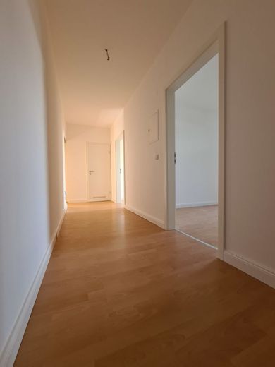 Moderne Wohnung mit Einbauküche, 3-Zimmer, offener Grundriss und Balkon in Chemnitz – Flur
