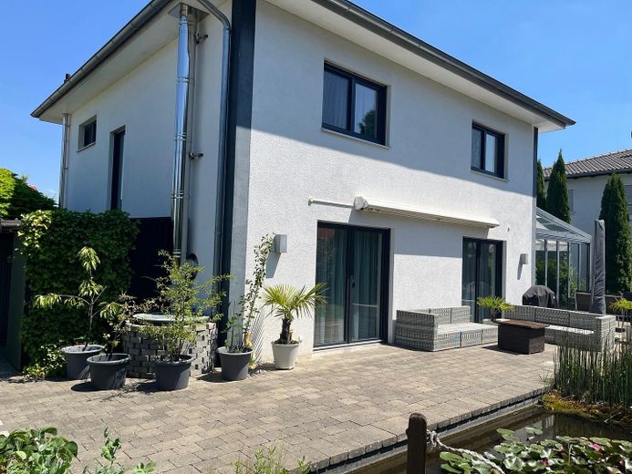 Modernes Einfamilienhaus mit Wintergarten, Doppelgarage und liebevoll angelegtem Garten in Schwendi – Gartenansicht