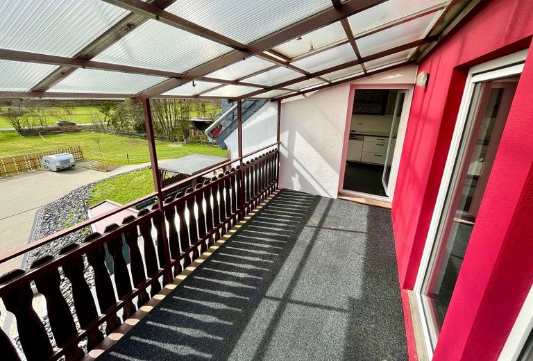 Rentowność:    wynajęty dawny dom wiejski z dużą działką 3000 m² – Balkon Dachgeschoßwohnung